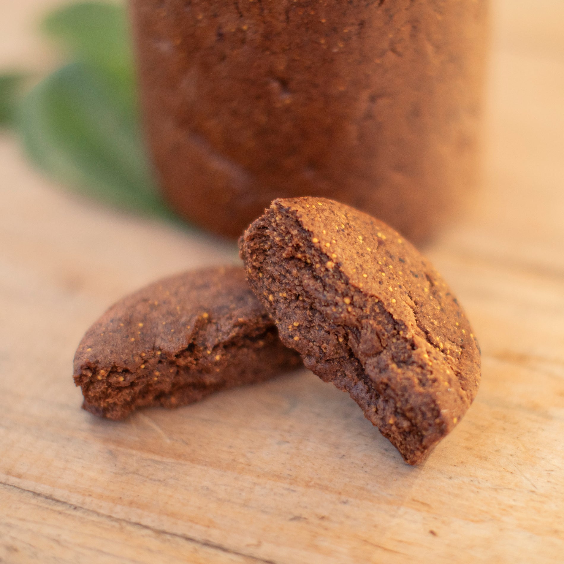 Un concentrado de súper alimento ideal para snacks y barras nutritivas. Presentación en forma cilíndrica, discos y pequeños alfajores. Pasta homogénea de higos black mission hecha 100% con higos deshidratados y molidos sin pedúnculo. De sabor profundo e intenso, dulzor expresivo, estructura sólida y consistencia blanda. Su textura es cremosa con sutil crujido de semillas.