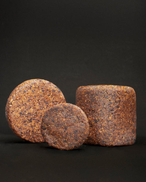 Un concentrado de súper alimento ideal para snacks y barras nutritivas. Presentación en forma cilíndrica, discos y pequeños alfajores. Pasta homogénea de higos black mission hecha 100% con higos deshidratados y molidos sin pedúnculo. De sabor profundo e intenso, dulzor expresivo, estructura sólida y consistencia blanda. Su textura es cremosa con sutil crujido de semillas.