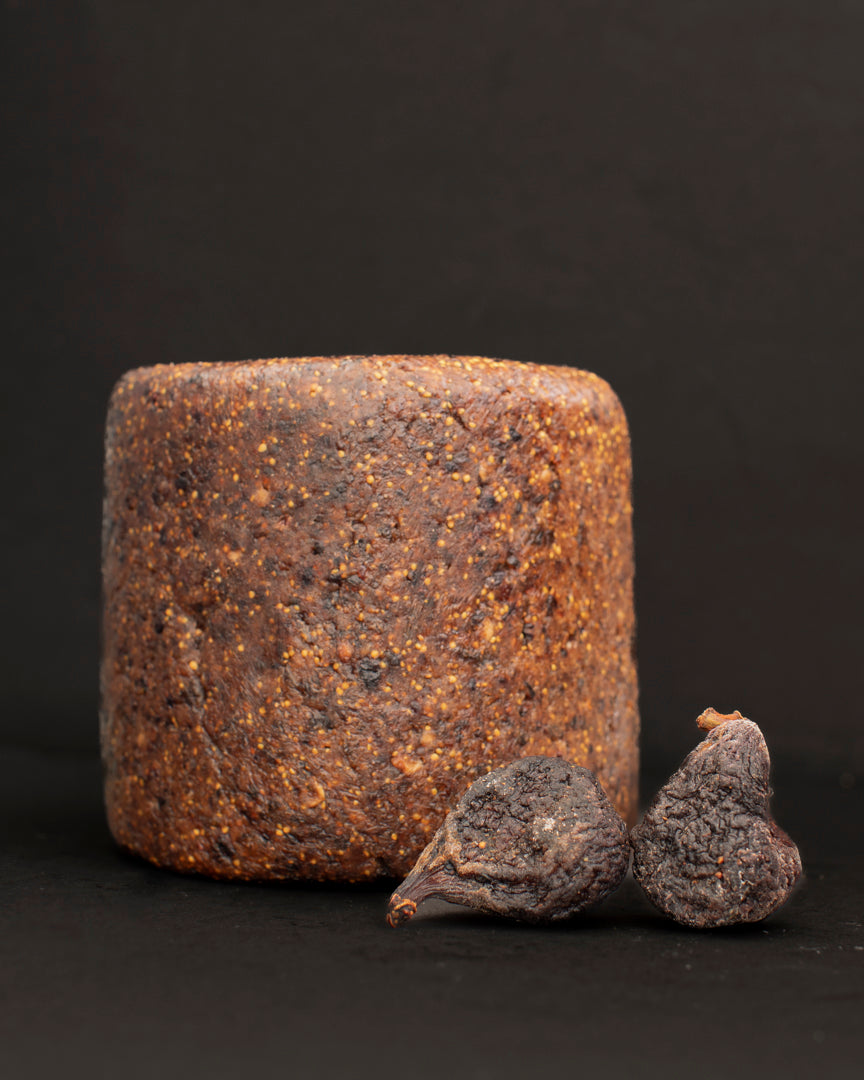 Un concentrado de súper alimento ideal para snacks y barras nutritivas. Pasta homogénea de higos black mission hecha 100% con higos deshidratados y molidos sin pedúnculo. De sabor profundo e intenso, dulzor expresivo, estructura sólida y consistencia blanda. Su textura es cremosa con sutil crujido de semillas.
