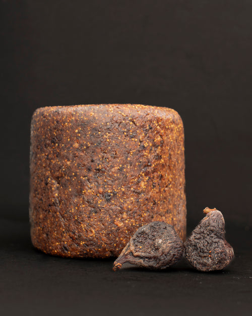 Un concentrado de súper alimento ideal para snacks y barras nutritivas. Pasta homogénea de higos black mission hecha 100% con higos deshidratados y molidos sin pedúnculo. De sabor profundo e intenso, dulzor expresivo, estructura sólida y consistencia blanda. Su textura es cremosa con sutil crujido de semillas.