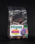 Paquete transparente con higos black mission deshidratados blandos. Enteros, con exterior púrpura oscuro, tonos dorados y azúcar cristalizada.