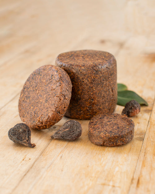 Pasta homogénea de higos black mission hecha 100% con higos deshidratados y molidos sin pedúnculo. De sabor profundo e intenso, dulzor expresivo, estructura sólida y consistencia blanda. Su textura es cremosa con sutil crujido de semillas. Un concentrado de súper alimento ideal para snacks y barras nutritivas. Presentación en forma cilíndrica y discos o pequeños alfajores.